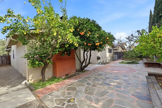 Foto del edificio - Beautifully Updated 3BR/2BA Home with Private Garden Oasis