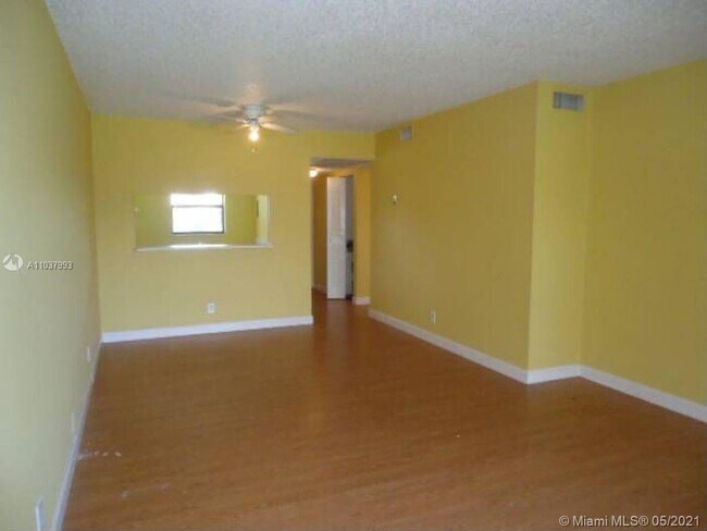 Building Photo - 6736 Palmetto Cir S