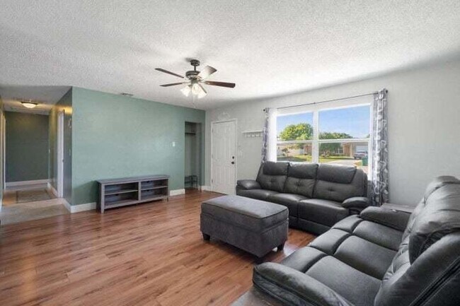 Foto del edificio - 2456 SE Melaleuca Blvd