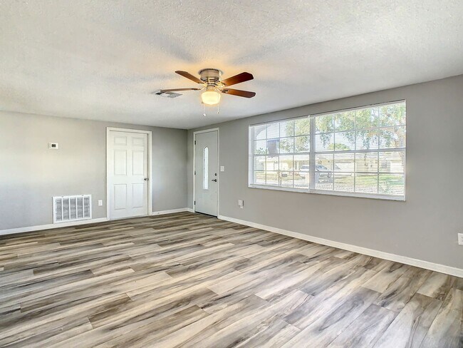 Foto del edificio - NEWLY RENOVATED 3/2/1 1325 sq ft, with ren...