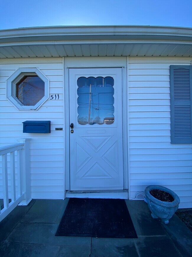 Front door entrance - 511 5th St