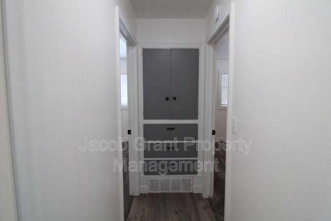 Building Photo - 1703 Raymond Dr