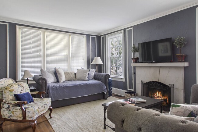 Building Photo - 633 College St