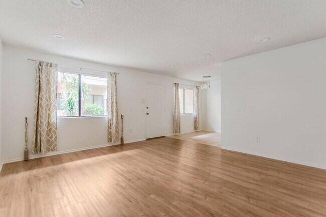 Building Photo - Chatsworth Rent This Now