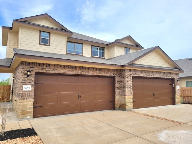 Foto del edificio - Luxury Townhome near Randolph AFB