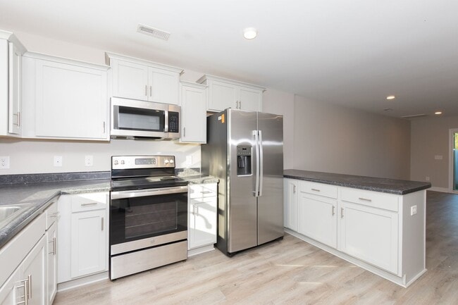 Foto del edificio - MOVE-IN READY