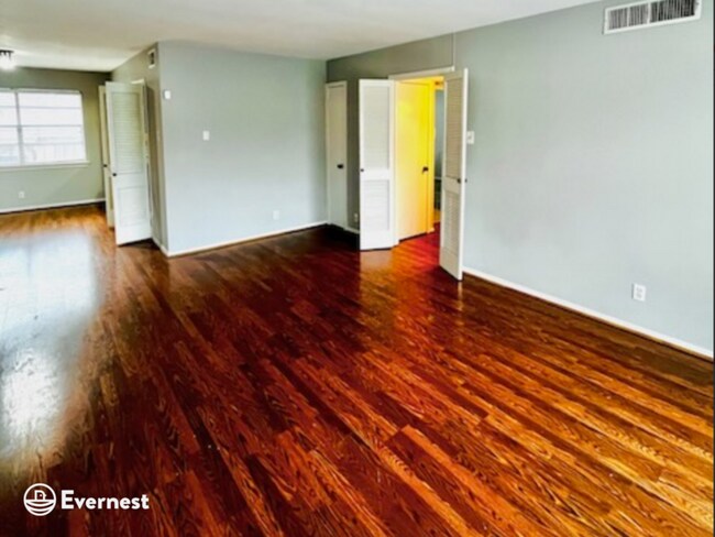Foto del edificio - 5025 Cedar Springs Rd