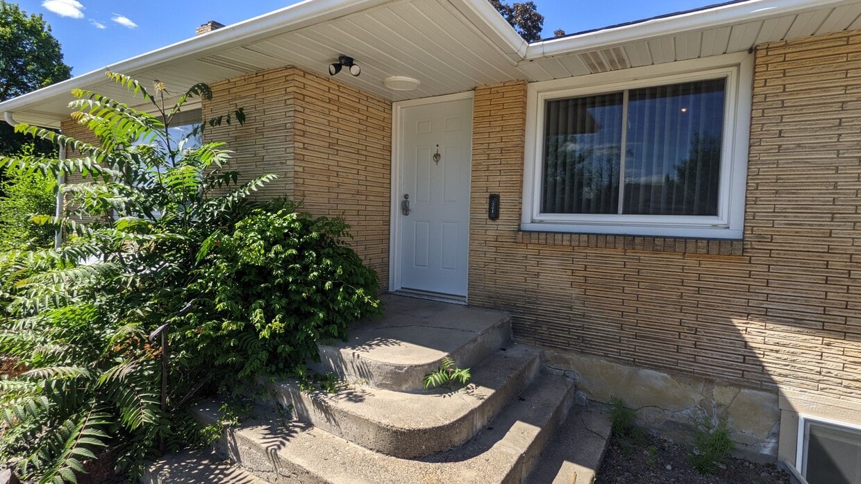 Primary Photo - Spacious house with large fenced yard