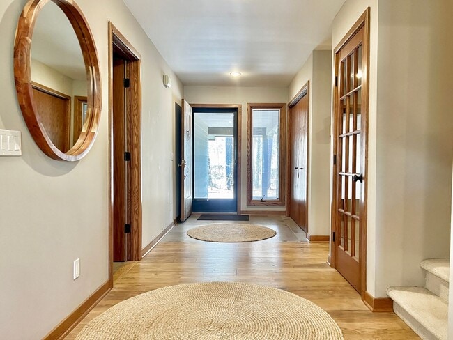 Building Photo - 6245 Summit Ct