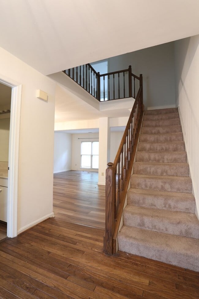 Building Photo - Spacious And Sun-Filled 3 Bedroom 2.5 Bath...
