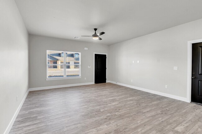 Building Photo - 605 E Pams Dr