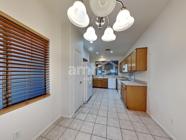 Building Photo - 2852 E Devon Ct