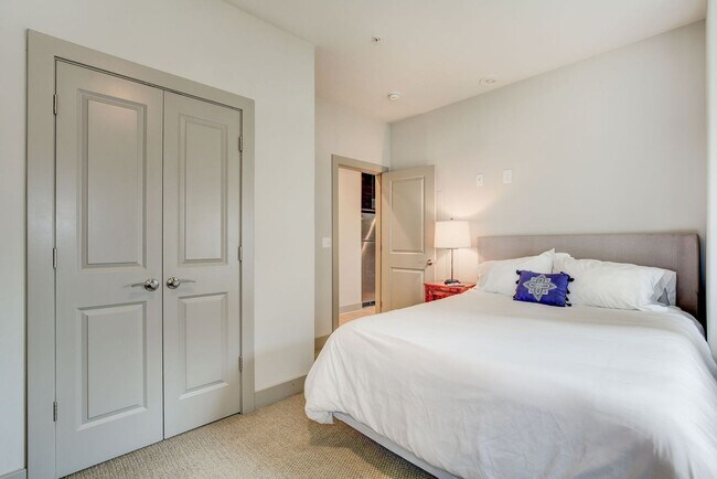 Building Photo - 10 Light St