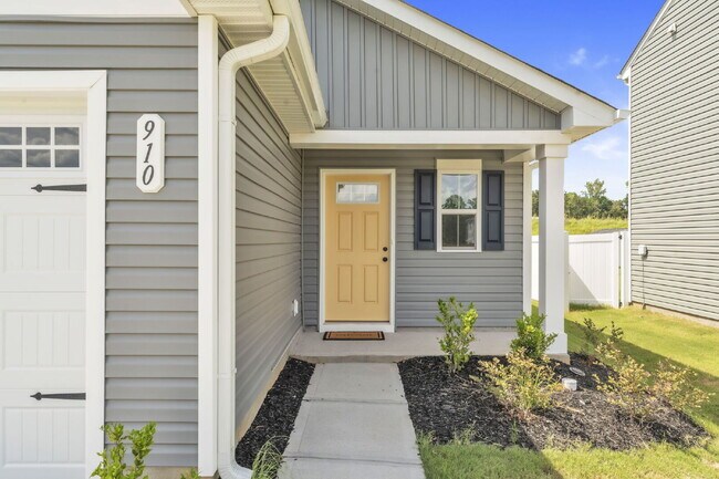Foto del edificio - "Spacious 3-Bedroom Single Family Home wit...
