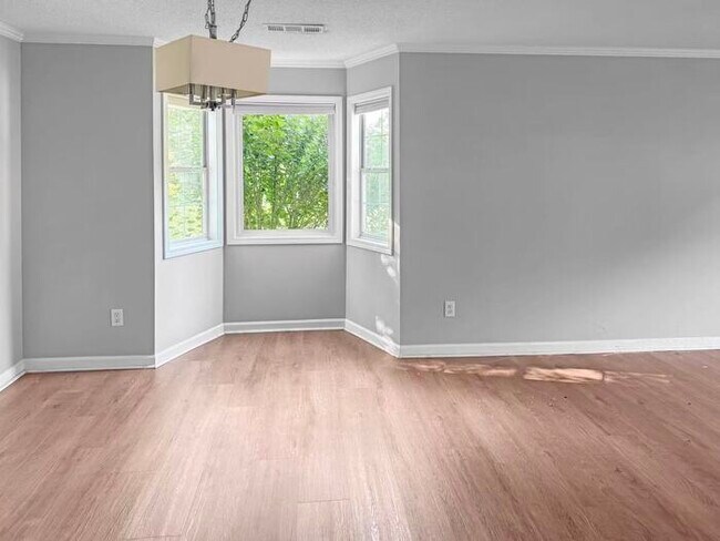 Foto del edificio - 3 bedroom house in Hillsborough Chase