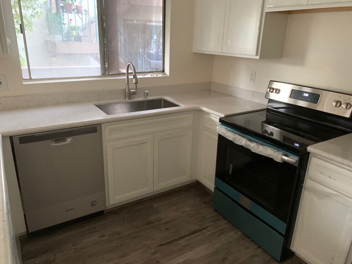 Brand New Kitchen! - 1194 S Citron St