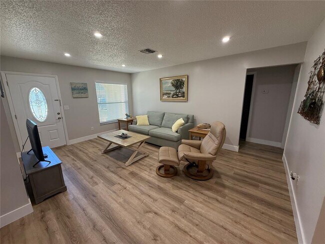 Foto del edificio - 9831 87th St N