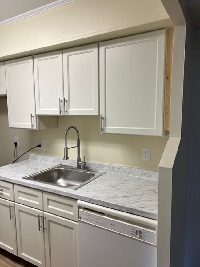 Building Photo - 102-4 Turtle Creek Road