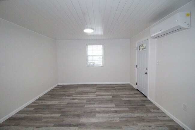 Building Photo - 2 bedroom 1 bath home in central Pensacola...