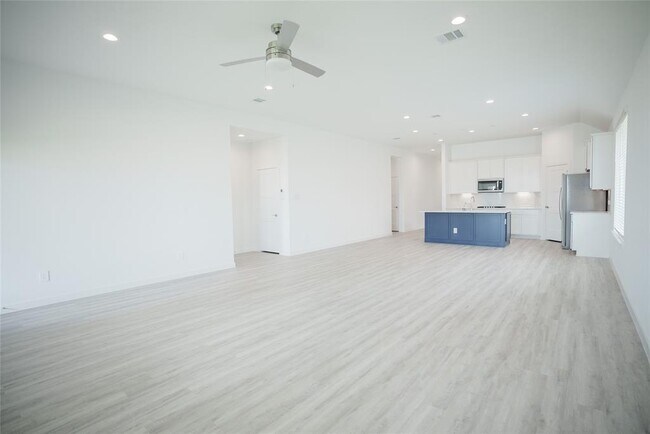 Foto del edificio - 1716 Lake Chase Dr