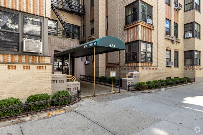 Building Photo - 420 E 86th St