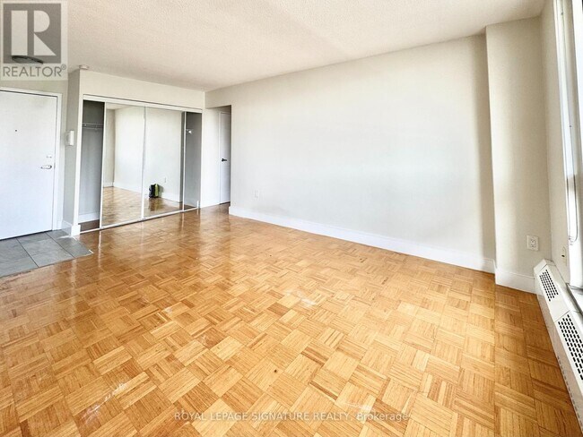 Photo du bâtiment - 666-1666 Spadina Ave.
