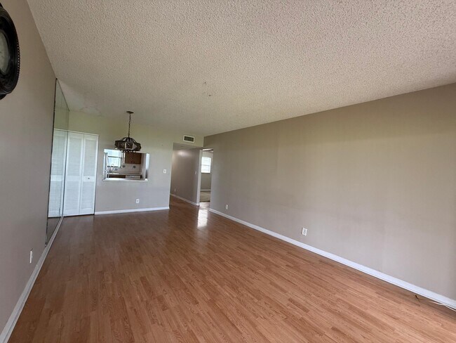 Foto del edificio - 2141 Woolbright Rd