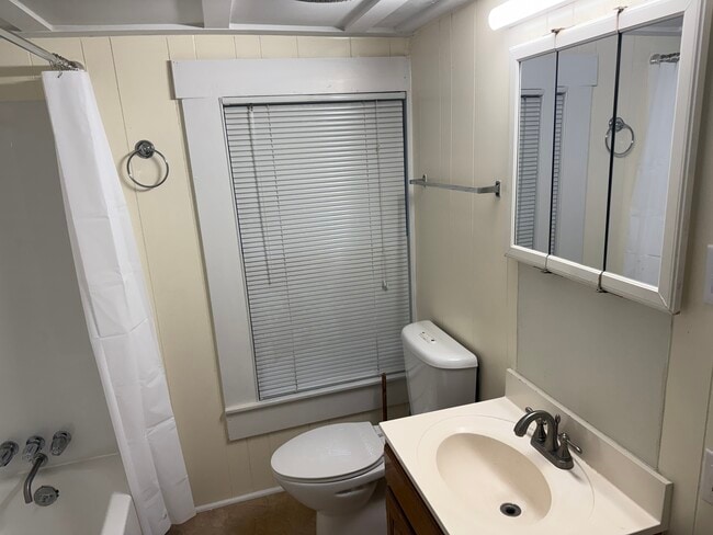 Building Photo - 606 Whiting Ave