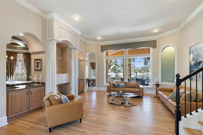 Building Photo - Stunning Lagoon Residence!