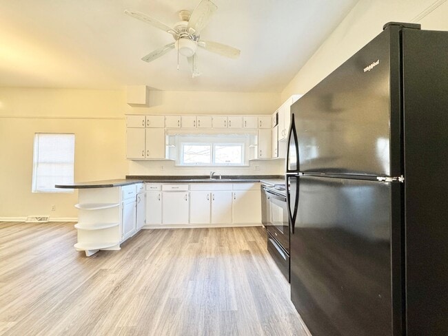 Building Photo - Spacious 2 Bedroom With Office