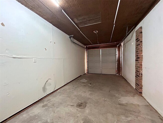 Foto del edificio - 8802 Pineridge Dr