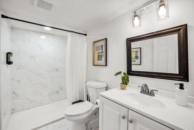 Building Photo - 2737 Stuart Dr