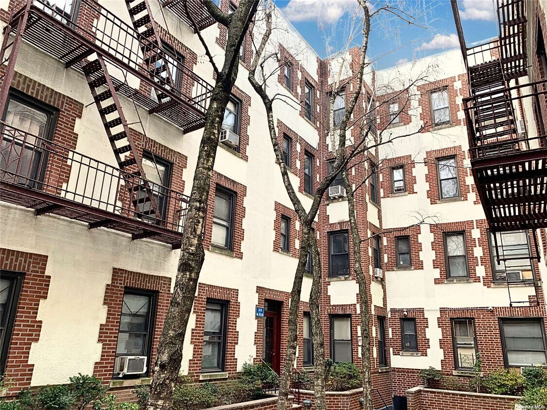 Primary Photo - 31-18 Crescent St