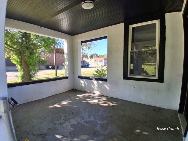 Foto del edificio - 10272 Burlington Rd