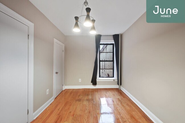 Foto del edificio - Queen room in 4-bed/1.0-bath Home