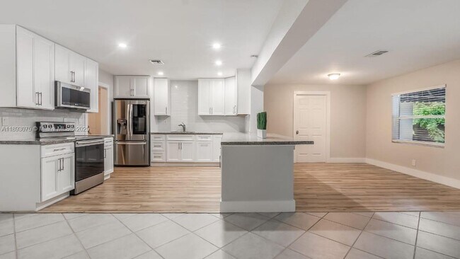 Building Photo - 740 Beachwood Ln