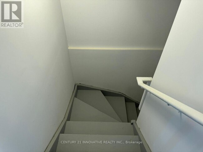 Photo du bâtiment - 448-448 Blackburn Dr