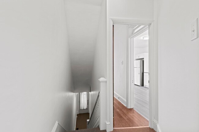 Building Photo - 2nd and 3rd Floor 1 Bedroom Apartment with...