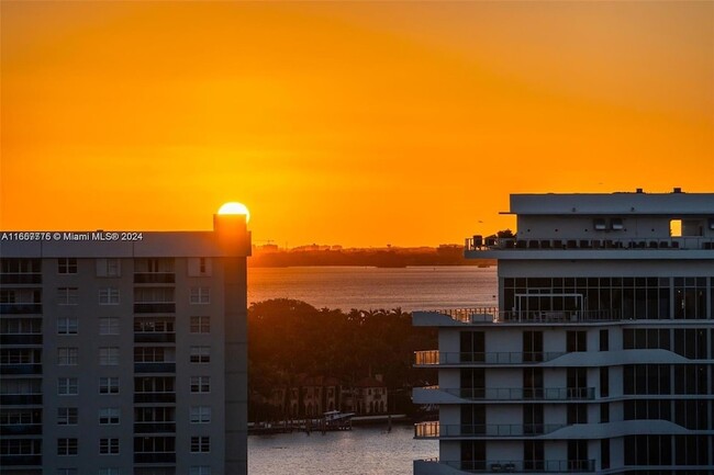 Foto del edificio - 6899 Collins Ave