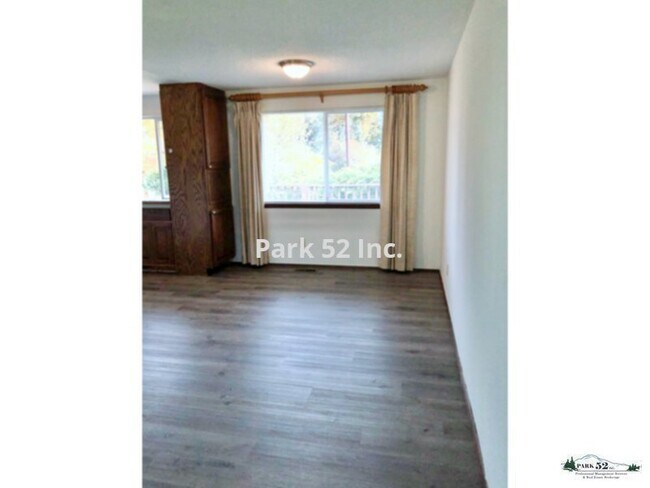 Foto del edificio - 3143 Vista Pl W