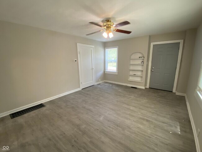 Building Photo - 1462 N Gladstone Ave
