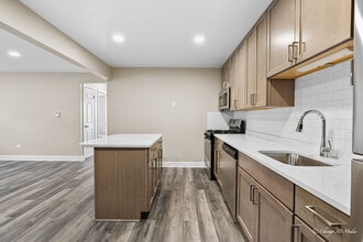 Building Photo - 7600 W Lawrence Ave