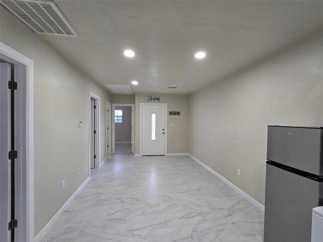 Foto del edificio - 8703 Berndale St