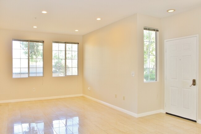 Building Photo - Beautiful 2B/2BA Condo in Rancho Bernardo ...