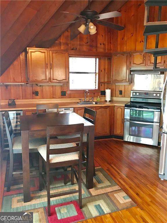 Foto del edificio - 3225 Lake Rd Cir