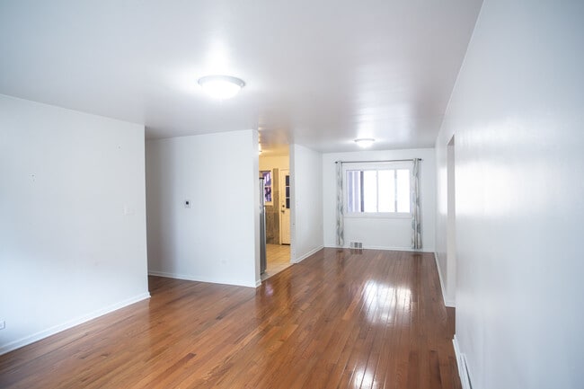 Building Photo - 2428 W Berwyn Ave