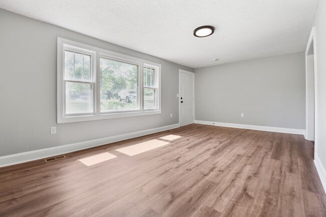Building Photo - Pet Friendly Two Bedroom!
