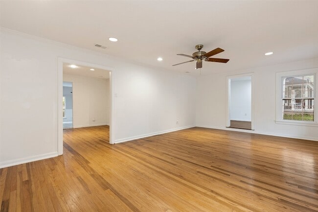 Building Photo - 1909 Bluebonnet Dr