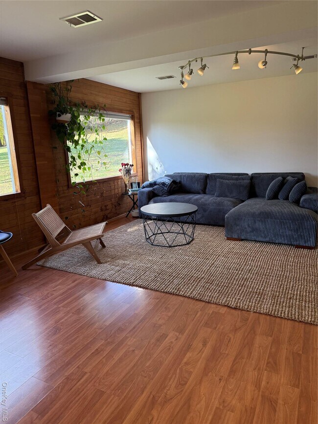 Foto del edificio - 591 S Mountain Rd