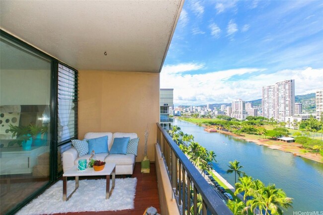 Building Photo - 2 Bed/1 Bath/1 Parking Condo - Prime Locat...